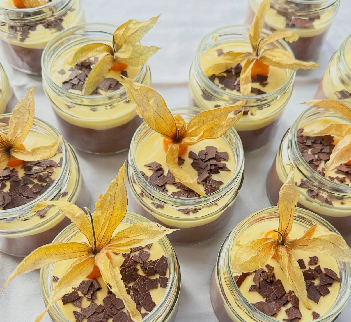 Feine Dessertgläschen mit Physalis und Schokosplittern