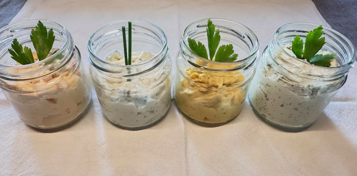 Hausgemachte Dips im Weckglas