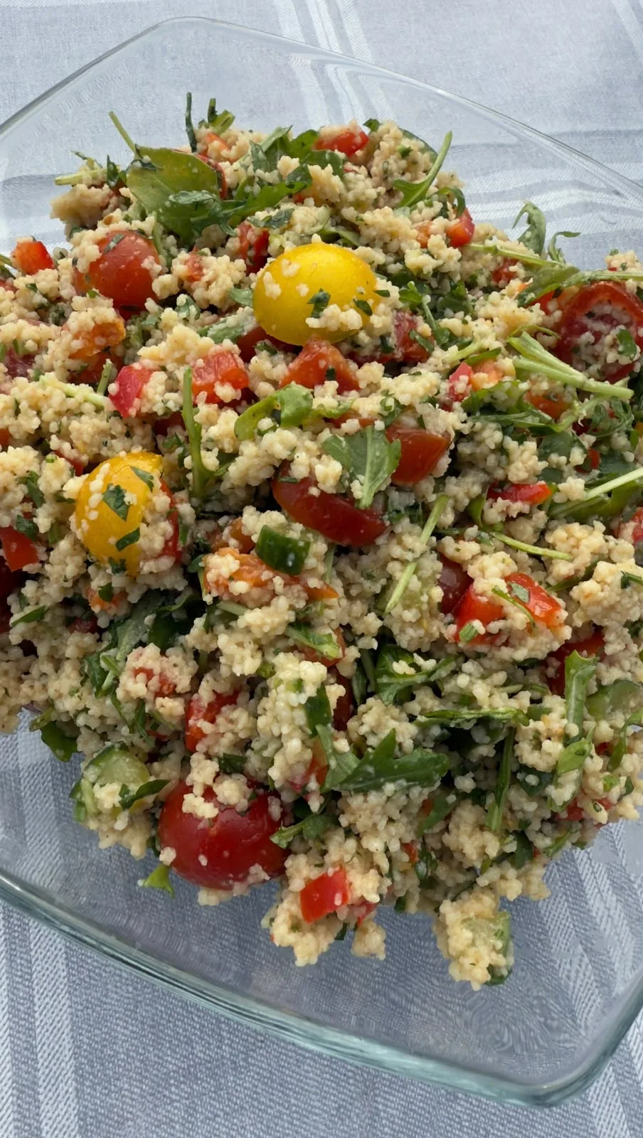 Frischer bunter Salat mit Kräutern