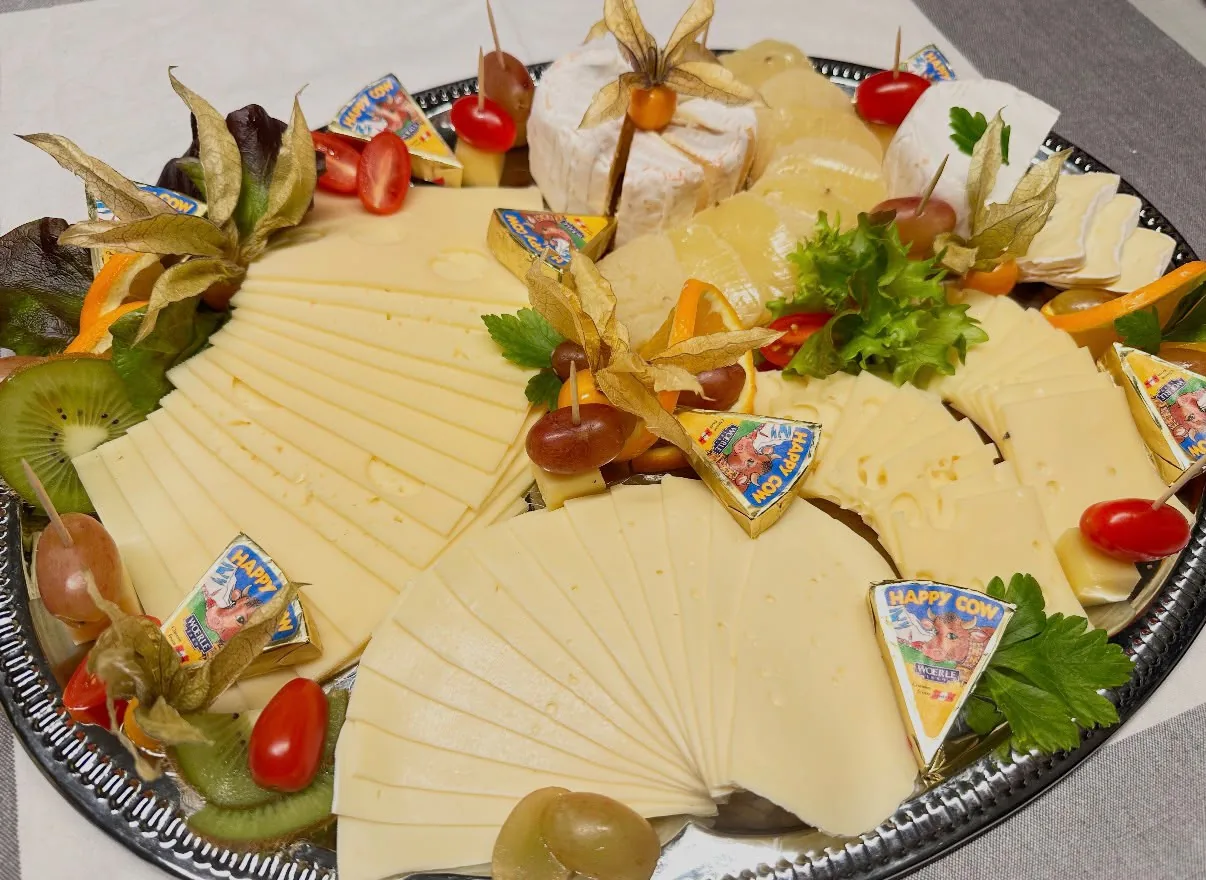 Käseplatte Deluxe mit Trauben und Nüssen
