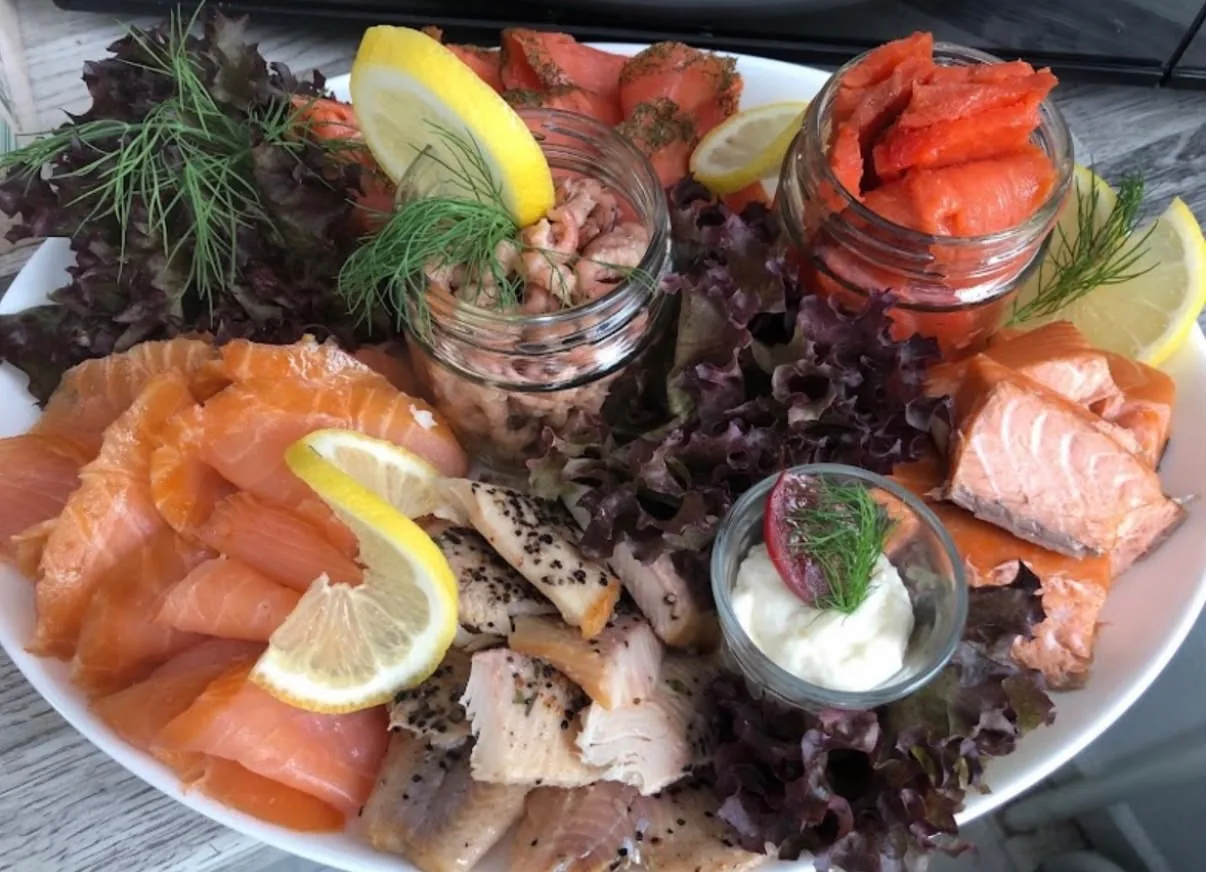 Räucherlachs und feine Fischplatte